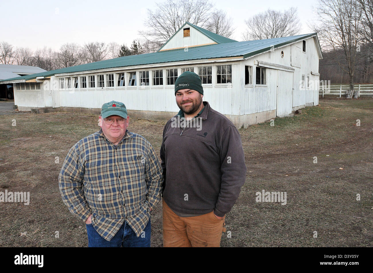 North Branford, CT, Stati Uniti d'America- Agricolo di Commissione Commissione soci a uno storico fienile in fase di ristrutturazione Foto Stock