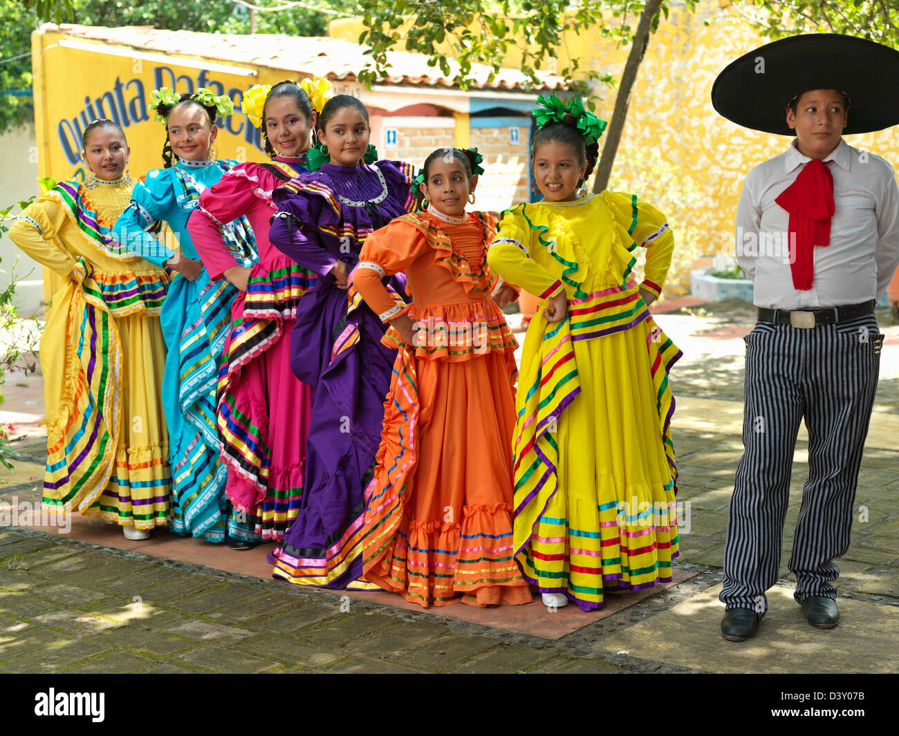 Messico, Jalisco, Tequila, ritratto di un gruppo di giovani danzatori messicani in costume folkloristico Foto Stock