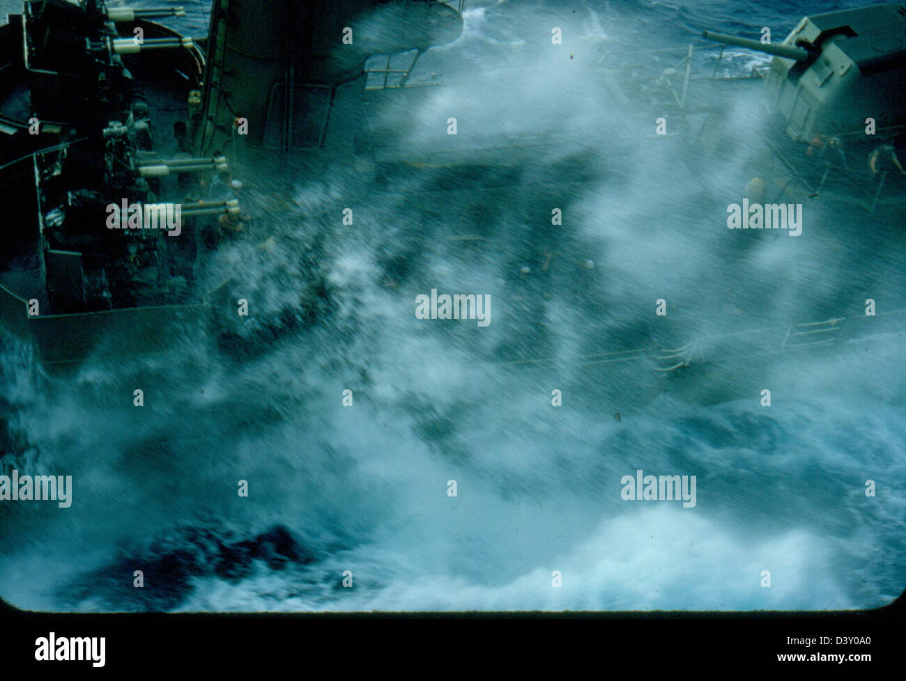 Questa immagine della James Smith Special Collection cattura un momento dalla USS Kearsarge (CV-33), una portaerei classe Essex della Marina degli Stati Uniti. Il VF-53, noto anche come squadrone "Demon", operò a bordo della portaerei durante la metà del XX secolo. Foto Stock