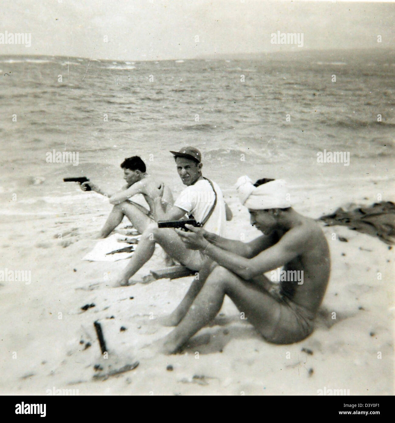 Questa foto della collezione raffigura il generale di brigata Clarence S. Bill Irvine, che mostra il suo uso della pistola semiautomatica Colt M1911A1, un'arma che è diventata iconica nei circoli militari e civili. L'M1911A1 fu ampiamente utilizzato nella seconda guerra mondiale e nella guerra di Corea. Foto Stock