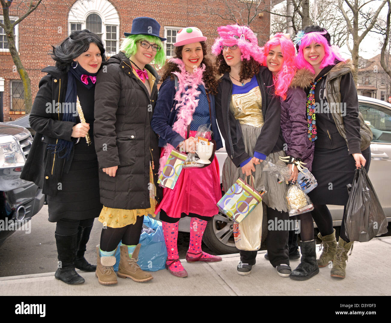 Le ragazze ebree in costume per la festa di Purim holiday in Crown Heights sezione di Brooklyn, New York Foto Stock