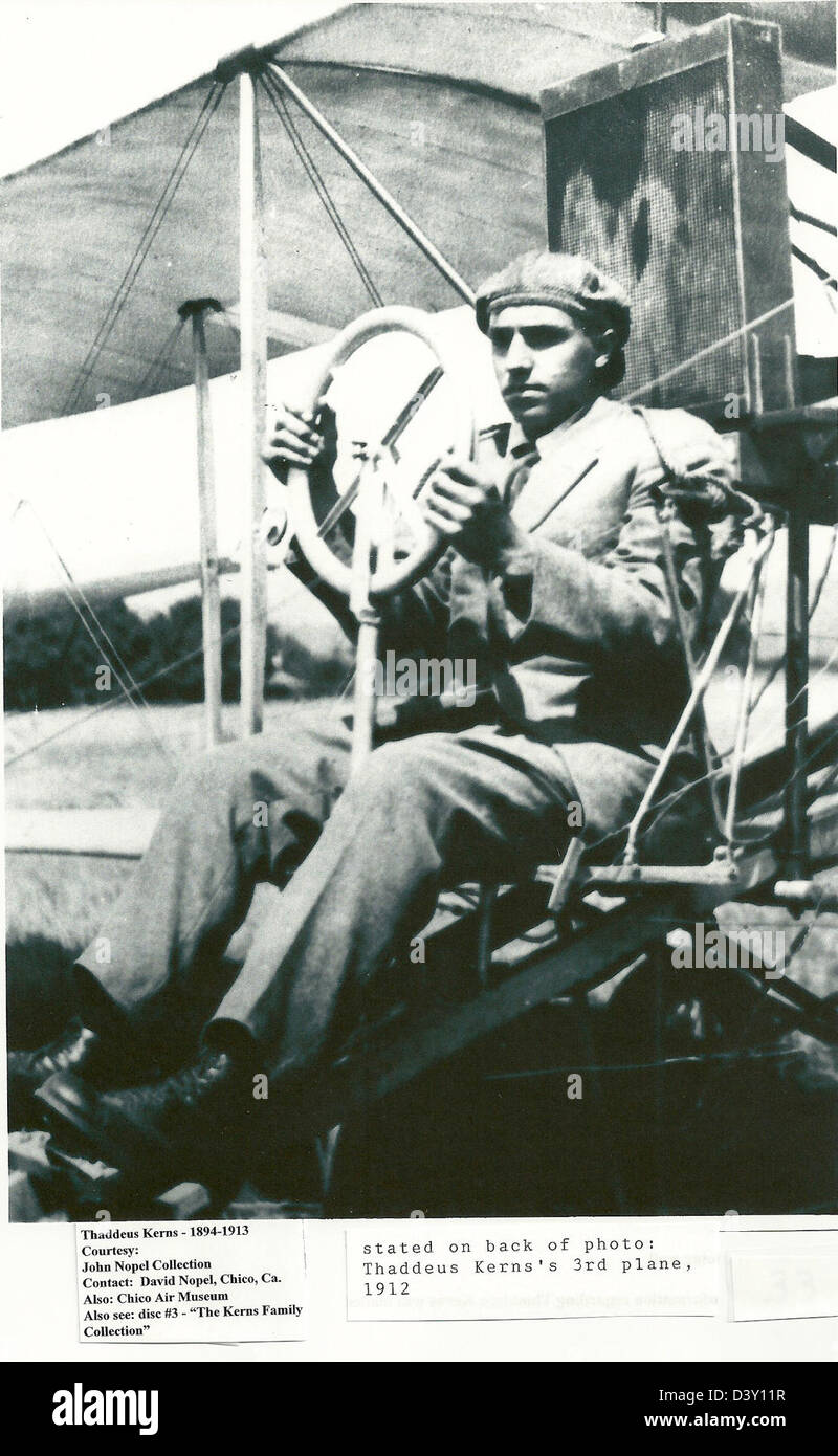 Una mostra al Chico Air Museum che mostra il terzo aereo di Thaddeus Kerns, un manufatto storico che mostra la storia dell'aviazione e il progresso tecnologico dei primi voli. Foto Stock
