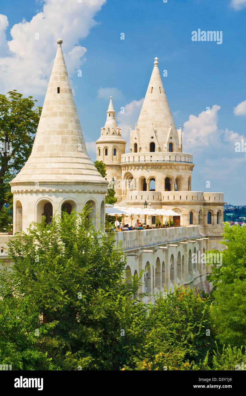 Gli archi del Bastione dei Pescatori con una caffetteria ristorante Budapest, Ungheria, Europa UE Foto Stock