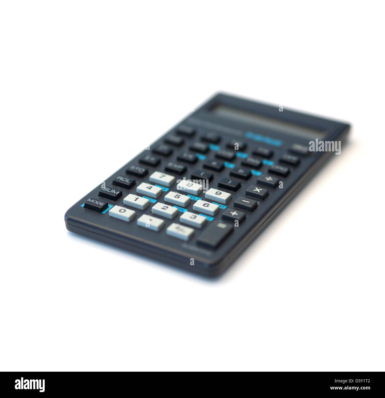 Messa a fuoco selettiva foto di un blu calcolatrice scientifica isolati su sfondo bianco Foto Stock