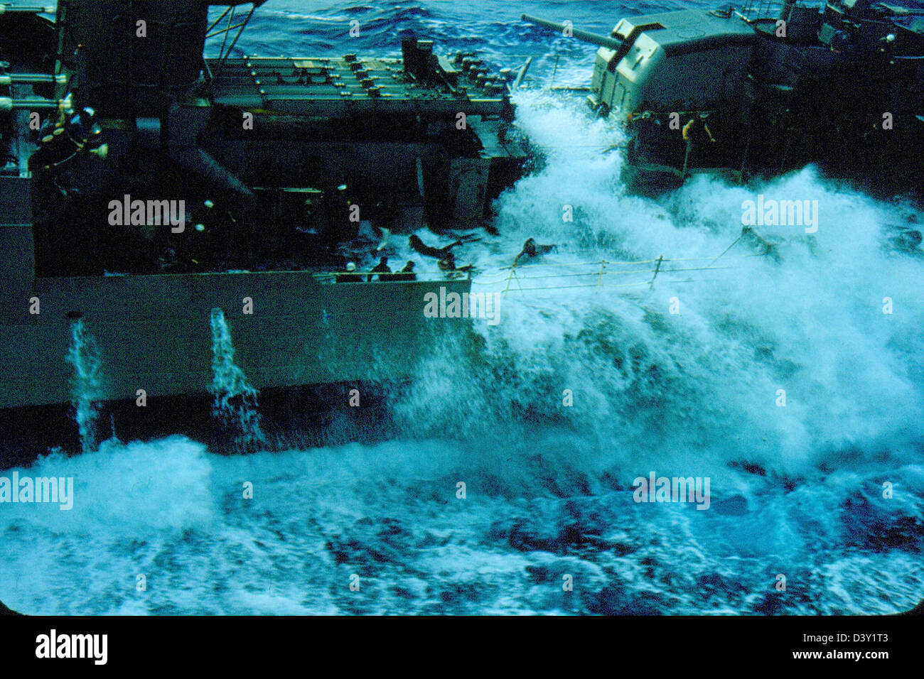 Questa fotografia storica della James Smith Special Collection mostra la USS Kearsarge (CV-33) con il VF-53, catturando lo squadrone e la portaerei navali durante le operazioni della metà del XX secolo. Foto Stock