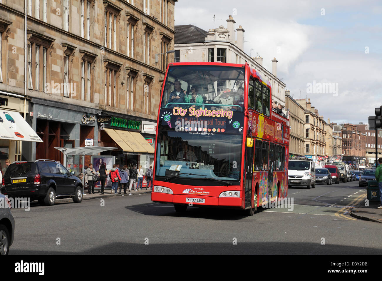 Una parte superiore aperta autobus turistico su Byres Road nel West End di Glasgow, Scotland, Regno Unito Foto Stock