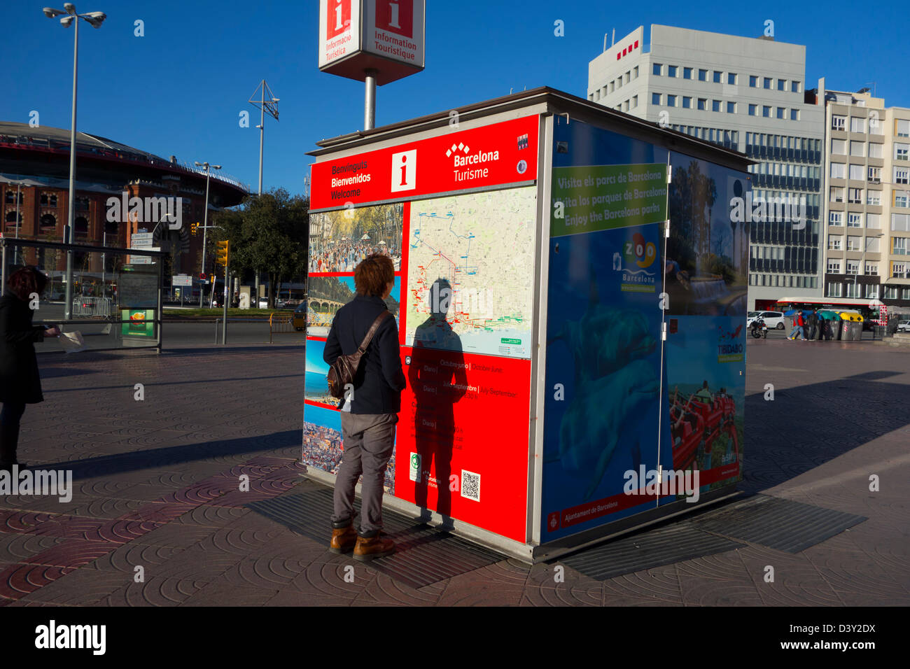 Persona che guarda la mappa in informazioni turistiche post, Barcellona, Spagna, Europa Foto Stock