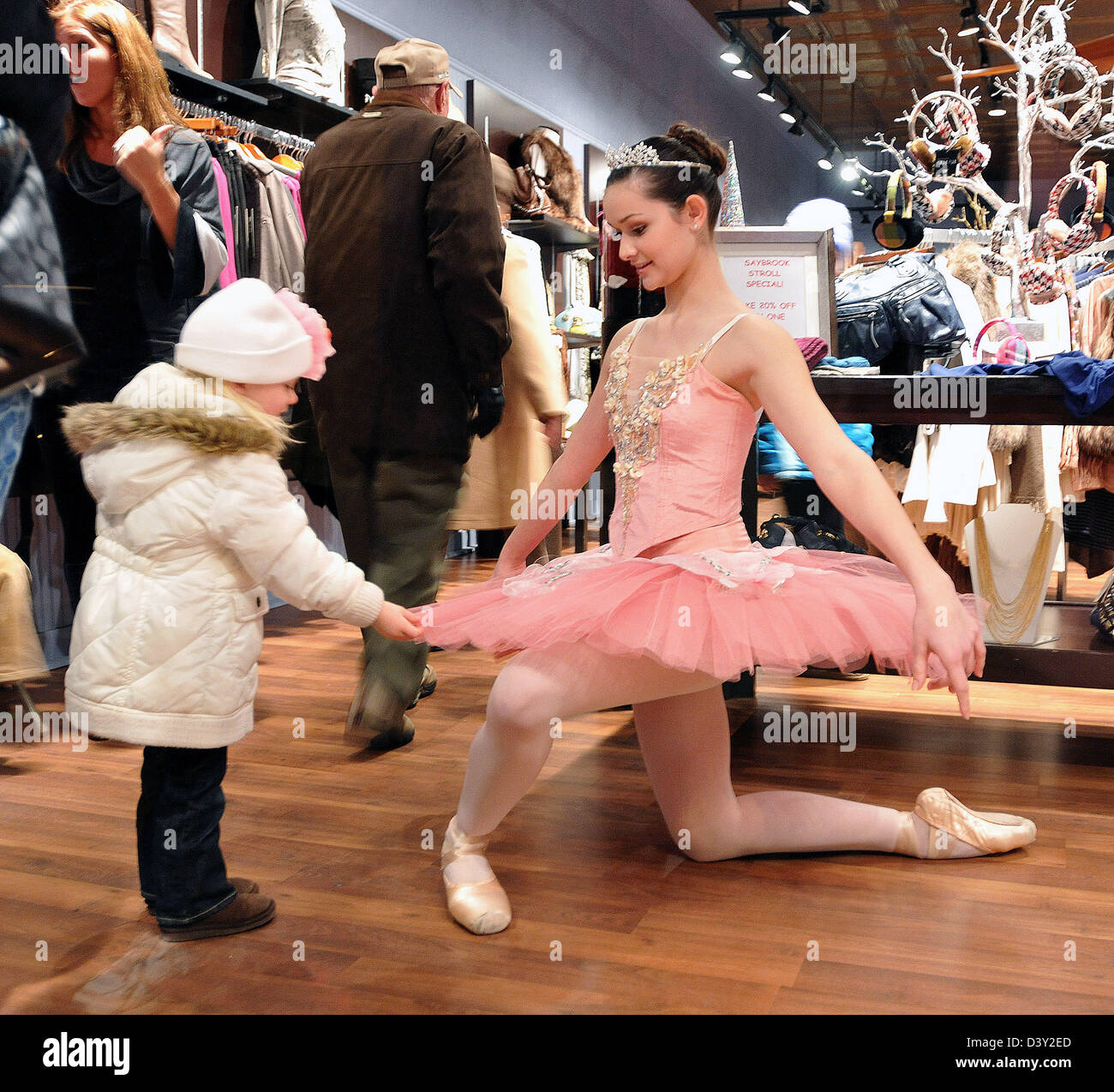 Una giovane ballerina saluta una bambina durante una festa di Natale in Old Saybrook CT STATI UNITI D'AMERICA Foto Stock