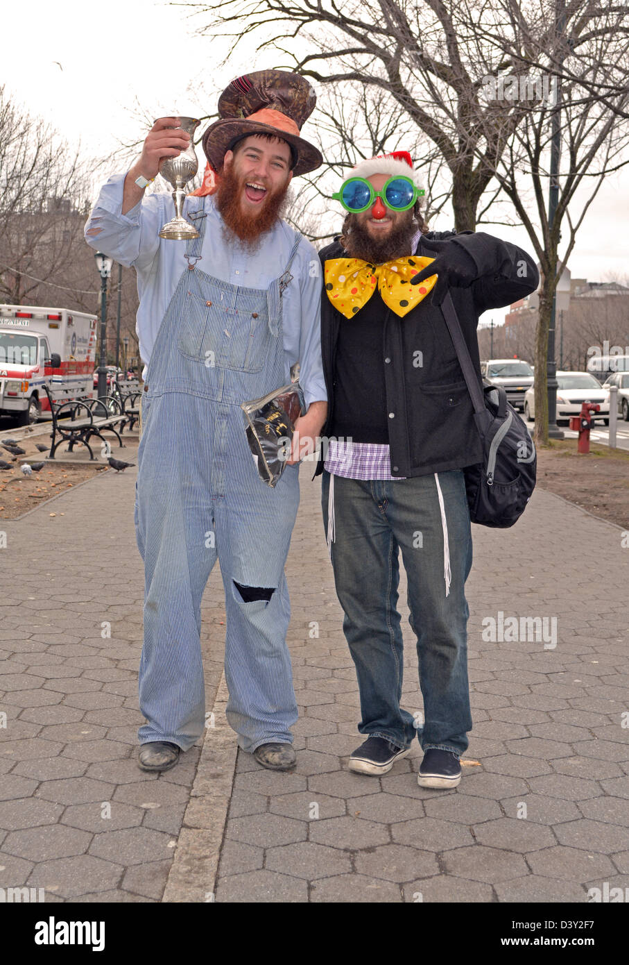 2 ebreo Hasidic uomini in costume per la festa di Purim holiday in Crown Heights sezione di Brooklyn, New York Foto Stock