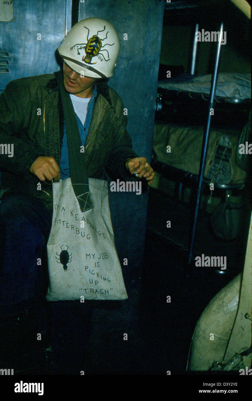 Questa fotografia storica cattura la USS Kearsarge, una portaerei, in azione con lo squadrone di caccia VF-53 a bordo. L'immagine riflette la storia navale e le operazioni militari della metà del XX secolo, documentando il ruolo della nave nell'aviazione navale e nella guerra durante il suo servizio. Foto Stock