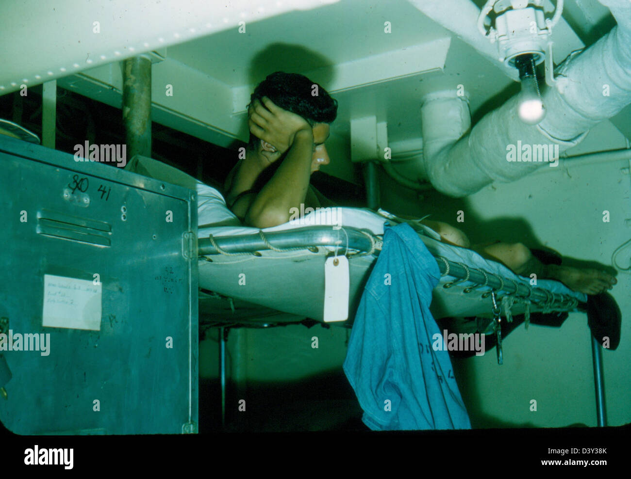 Questa fotografia della James Smith Special Collection mostra la USS Kearsarge (CV-33), una portaerei della United States Navy. Raffigura il VF-53, uno squadrone di caccia, a bordo della nave. Il Kearsarge servì dal 1946 al 1970, partecipando a varie operazioni e conflitti durante tutto il suo servizio. Foto Stock