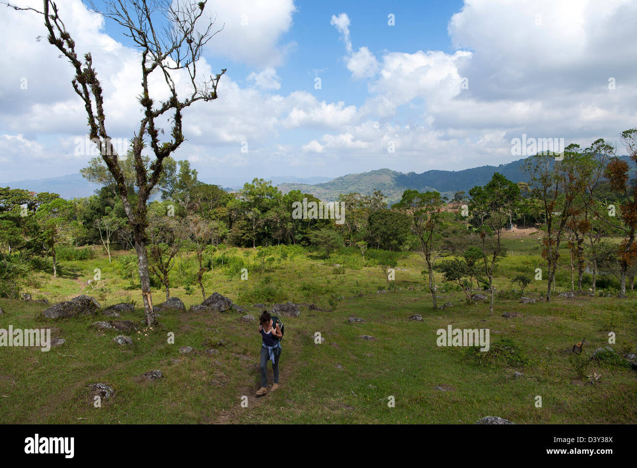 Una donna che viaggia da sola escursione attraverso i campi di Miraflores negli altopiani del Nicaragua Foto Stock