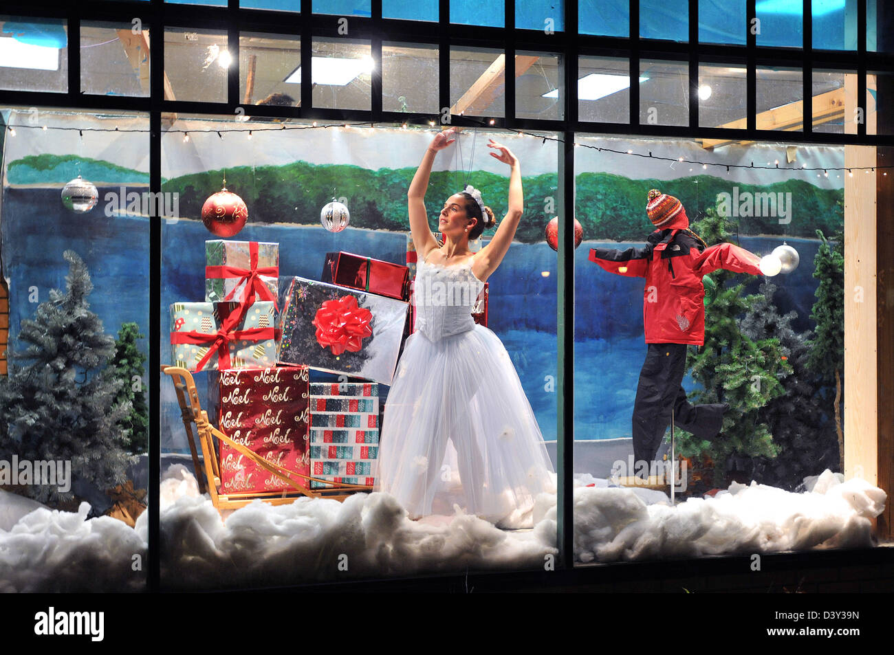Una ballerina balli in una vetrina di un negozio durante una vacanza/festa di Natale nella piccola cittadina di Old Saybrook in CT STATI UNITI D'AMERICA Foto Stock