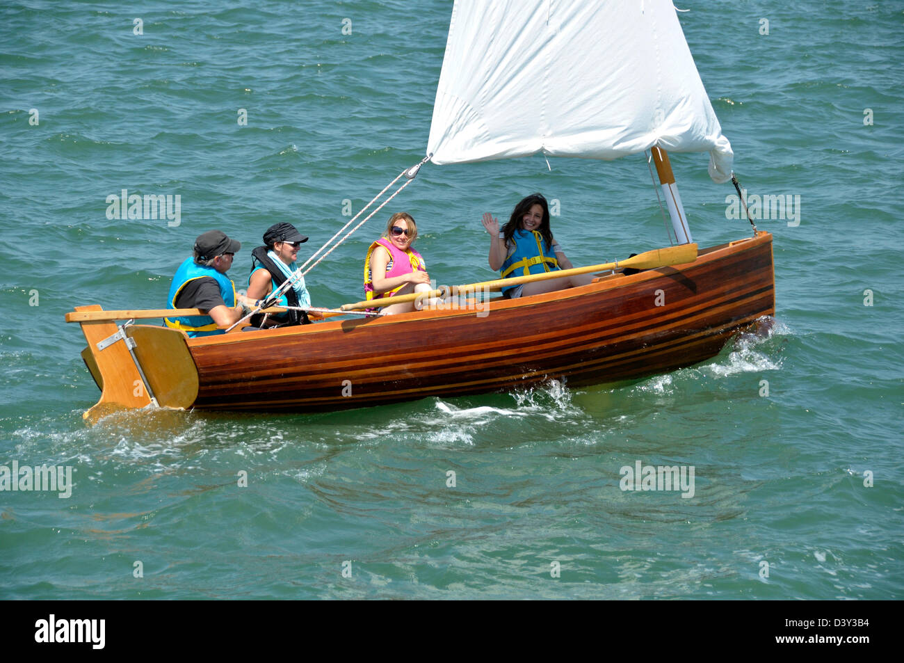 Vela e imbarcazione a remi, durante l'evento "emaine du Golfe" (Settimana del golfo di Morbihan). Foto Stock