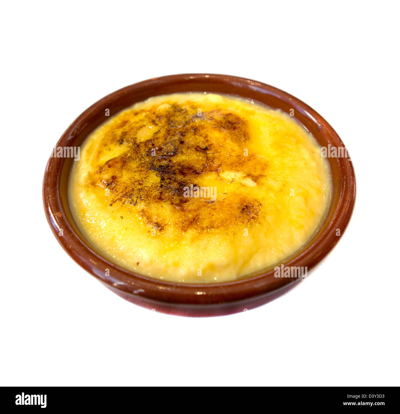 Creme brulée ritagliare isolati su sfondo bianco Foto Stock