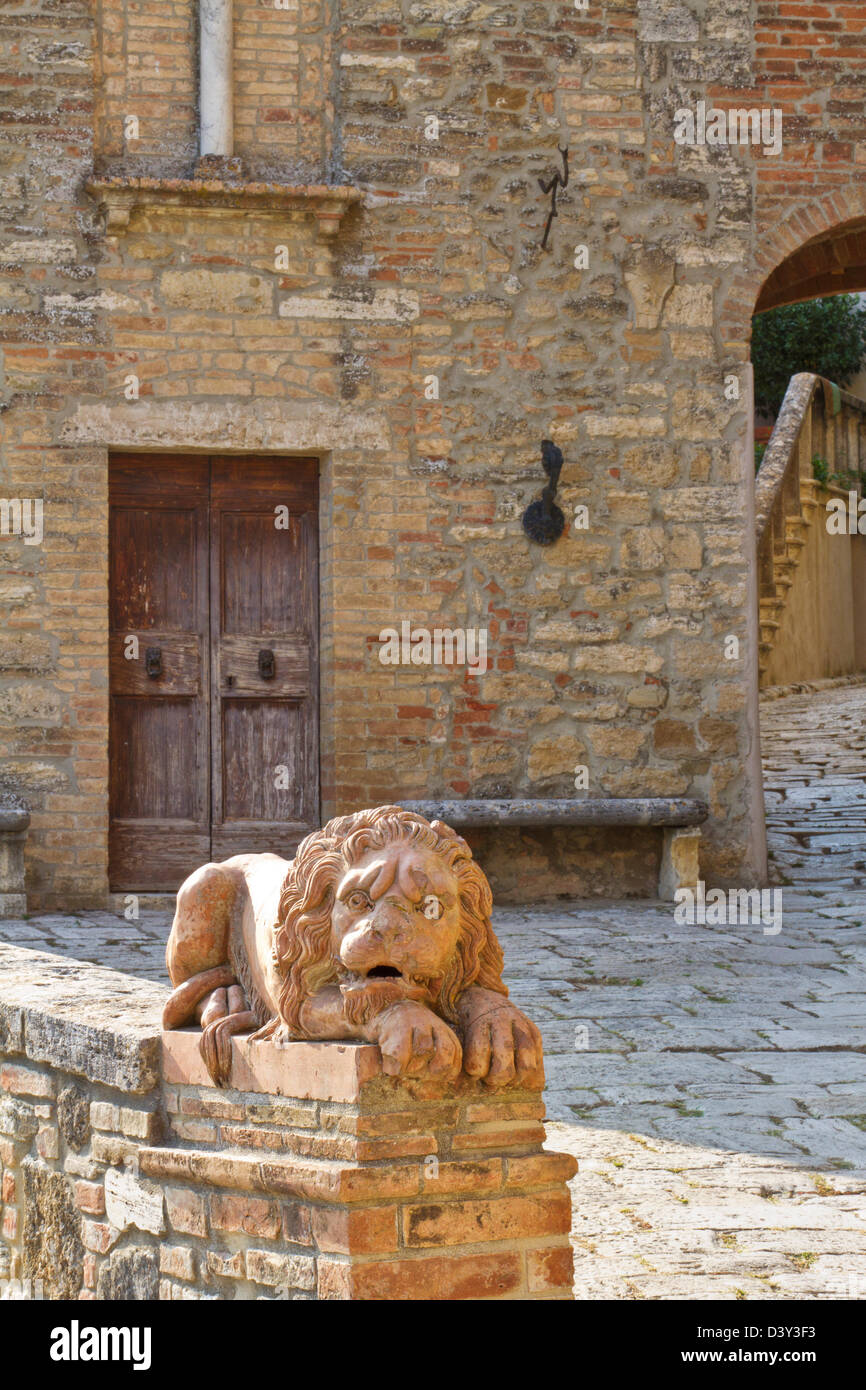 Lion statua nel villaggio di Lucignano d'Asso, Toscana, Italia Foto Stock