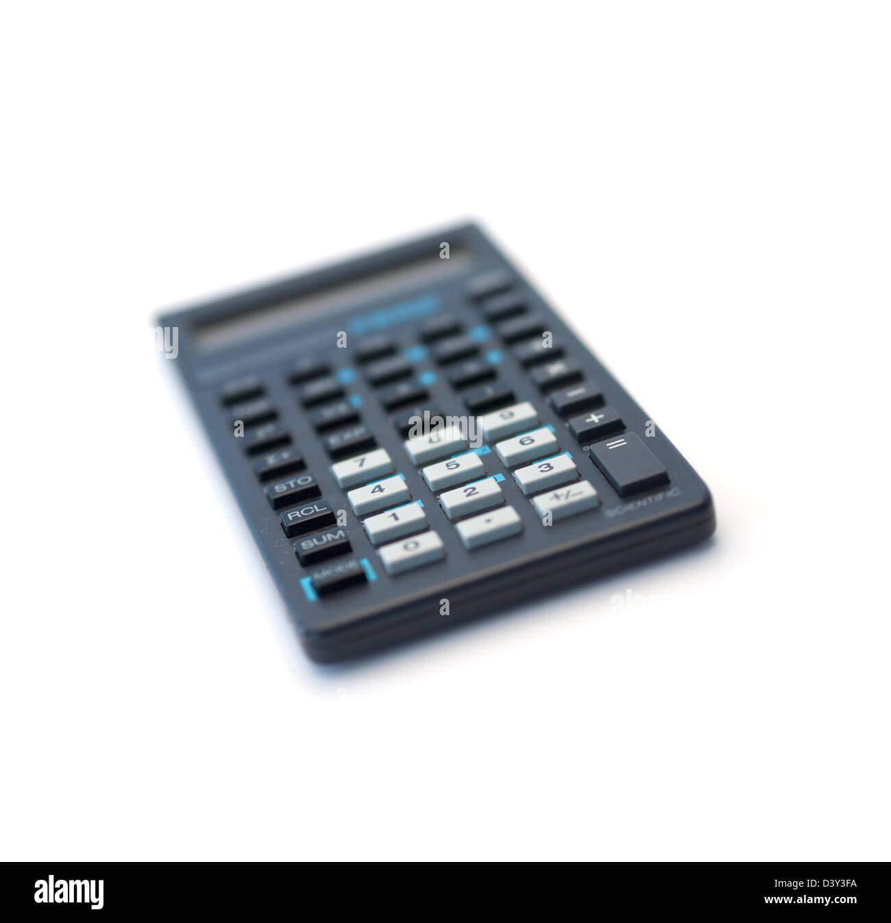 Messa a fuoco selettiva foto di un blu calcolatrice scientifica isolati su sfondo bianco Foto Stock