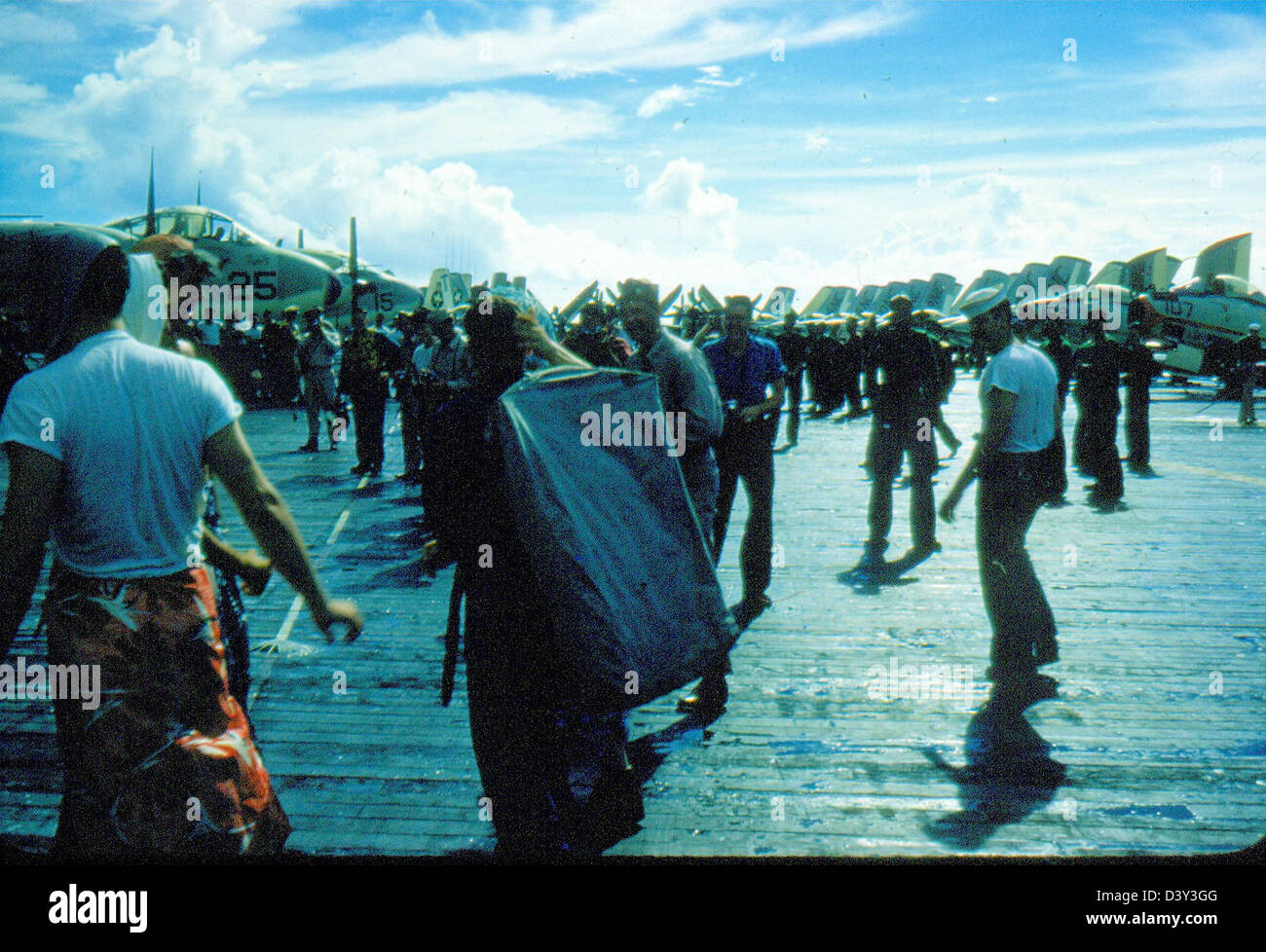 Questa fotografia della James Smith Special Collection mostra la USS Kearsarge (CVA-33) con velivoli da caccia VF-53 a bordo. L'immagine cattura le operazioni di aviazione navale a bordo della portaerei, riflettendo il ruolo della potenza aerea navale nelle operazioni militari. Foto Stock