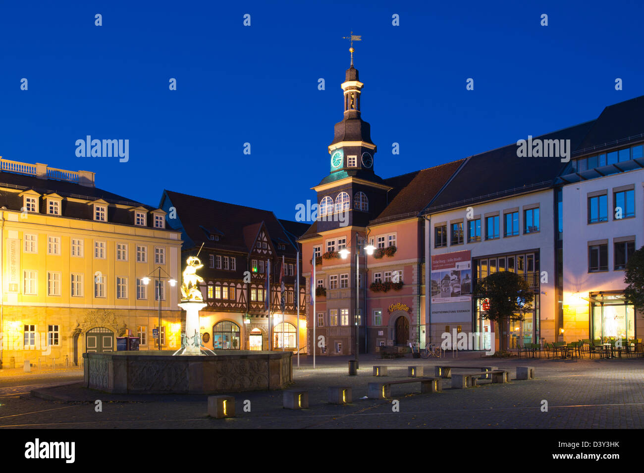 Vista del Marktbrunnen, fontana di mercato, con l'Stadtschloss, il palazzo comunale e il municipio, Eisenach, Turingia Germania Foto Stock