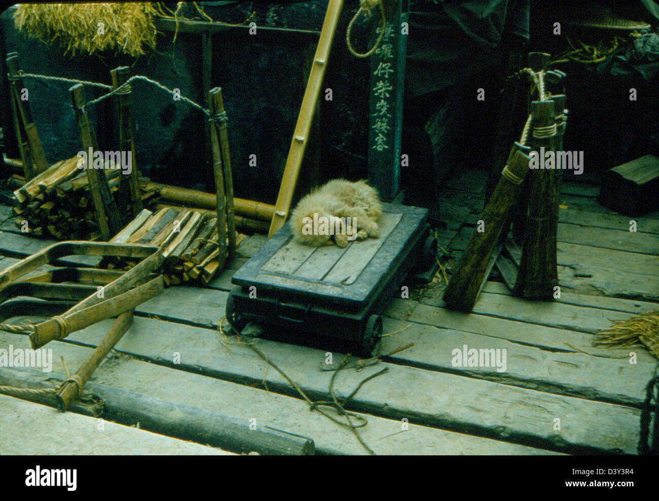 La fotografia della James Smith Special Collection cattura la USS Kearsarge (CV-33) durante il servizio del Fighter Squadron 53 (VF-53). Questa portaerei, attiva dal 1945 al 1970, fu cruciale per le operazioni della Marina degli Stati Uniti, fornendo una base per i caccia a metà del XX secolo. Foto Stock
