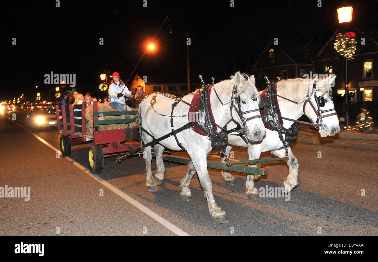 Un carro trainato da cavalli corsa in notturna a Old Saybrook, CT, Stati Uniti d'America Foto Stock