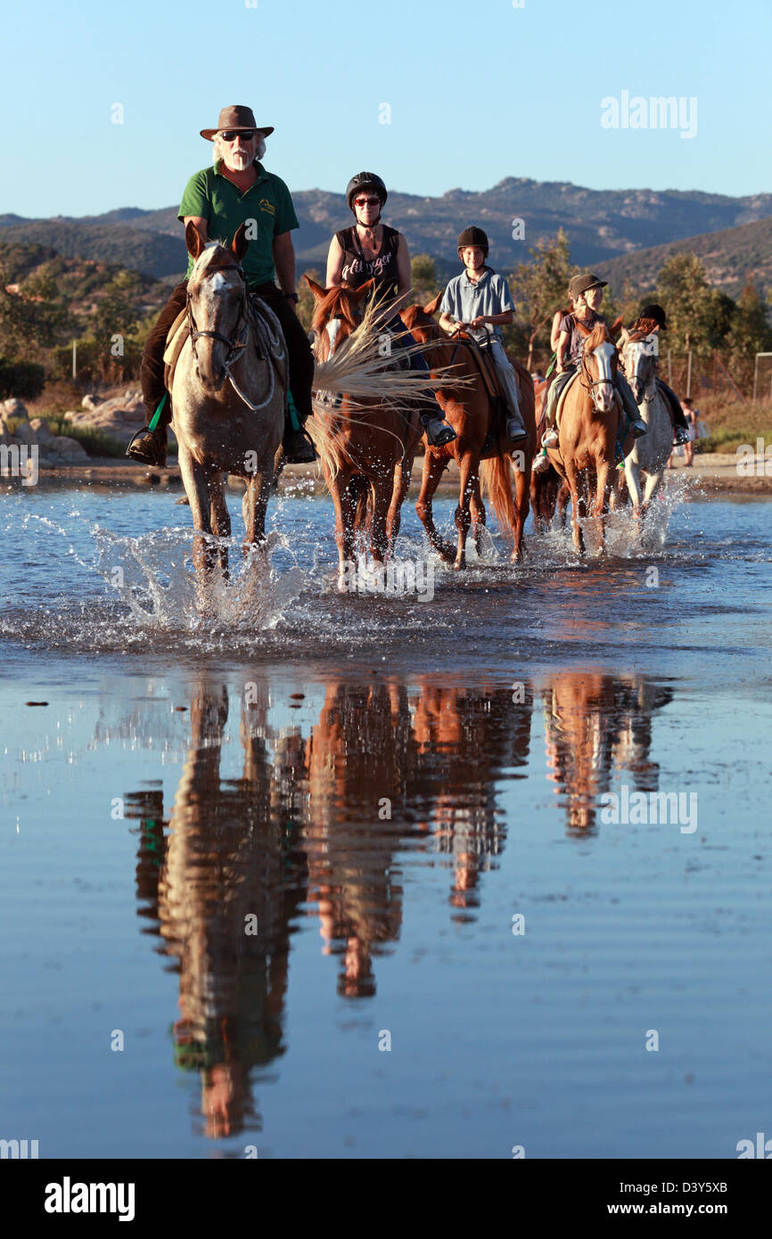 Santa Margherita di Pula, Italia, cavalcate a cavallo sulla spiaggia Foto Stock