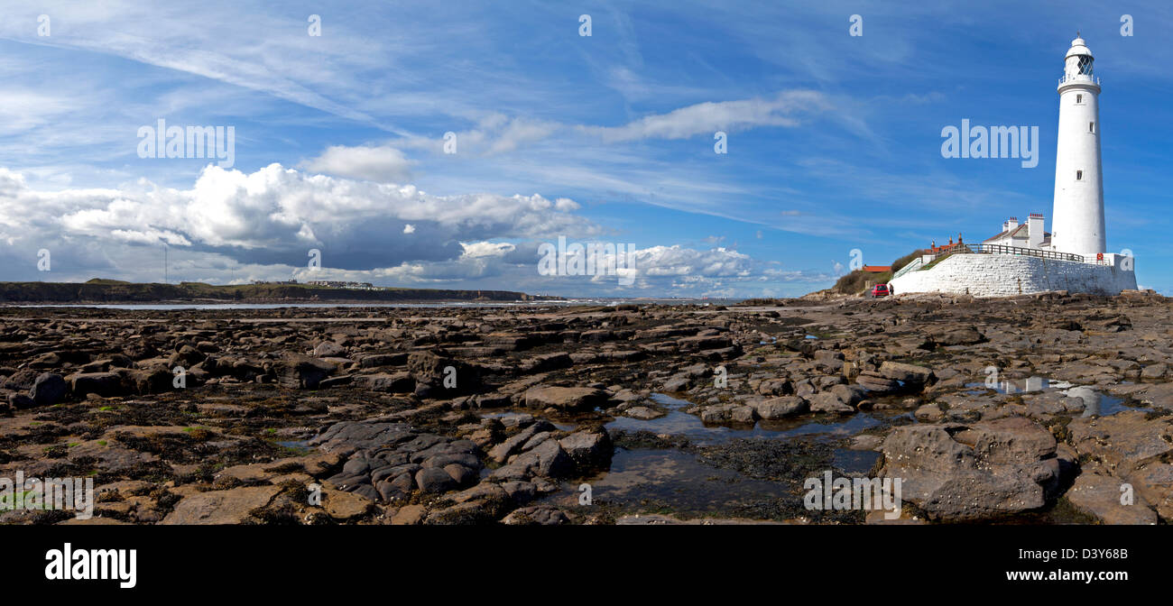 Una panoramica vista diurna di St Mary's Faro e il litorale vicino a Whitley Bay a Tyne and Wear Foto Stock