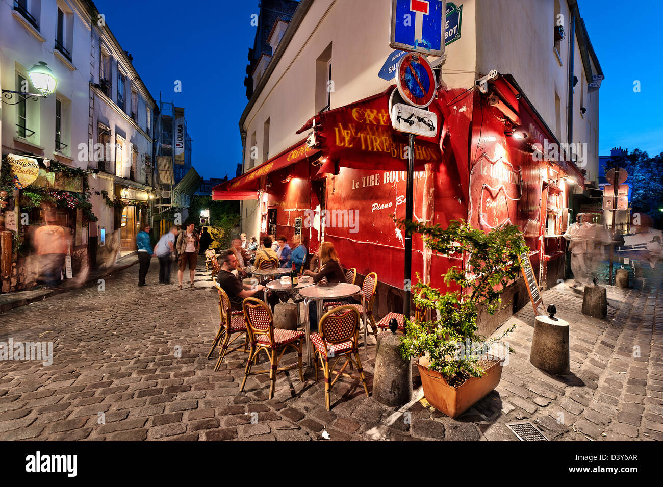 Creperia "Le Tire Bouchon" all' angolo di rue Norvins e rue Poulbot, Montmartre, Parigi, Francia Foto Stock