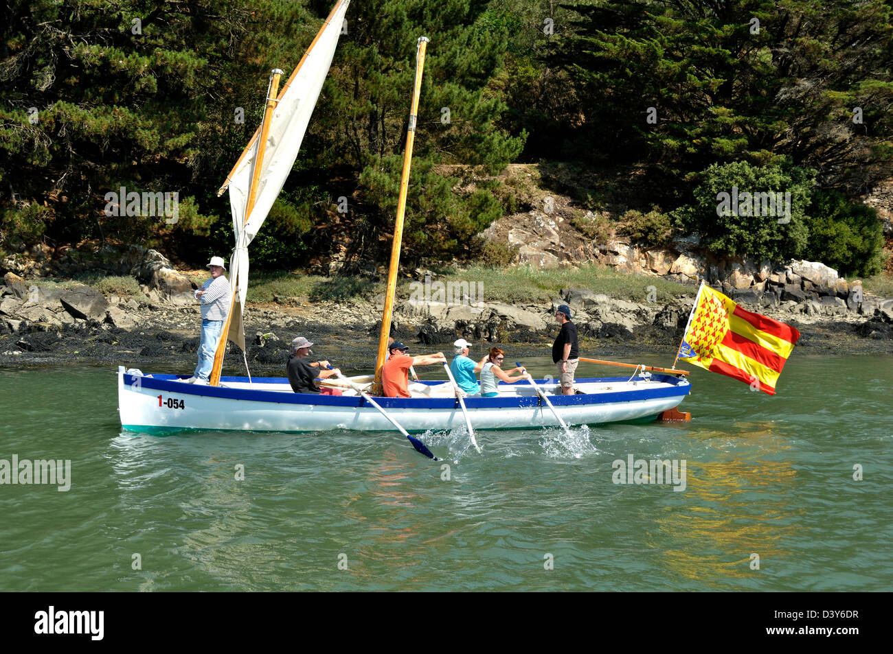 Gig (Bantry Bay Gig, vela e imbarcazione a remi) attualmente in corso regata di vela, durante l'evento "emaine du Golfe". Foto Stock