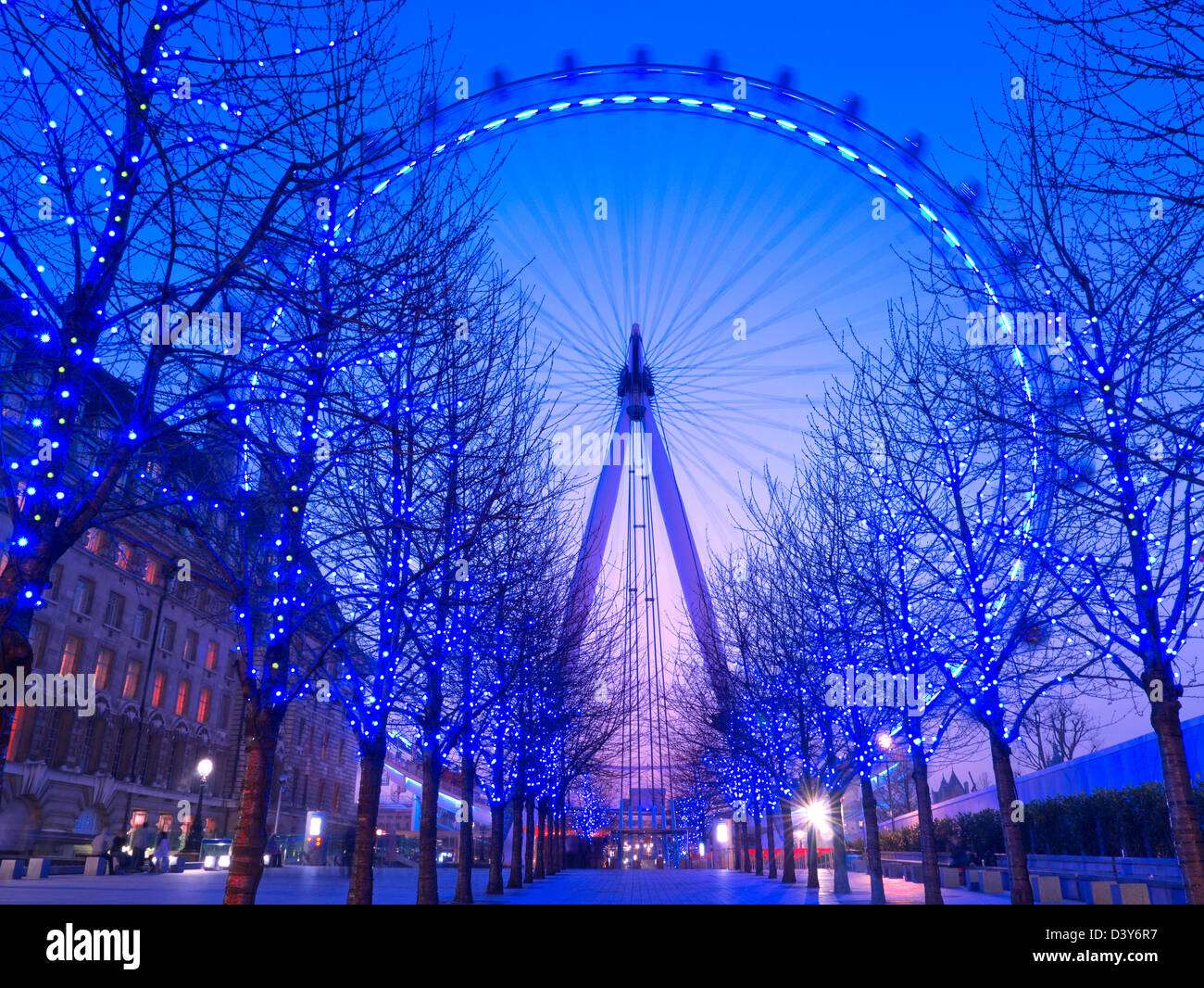 Il London Eye con luci ad albero al tramonto South Bank di Londra, Inghilterra UK- Ian Shaw Foto Stock