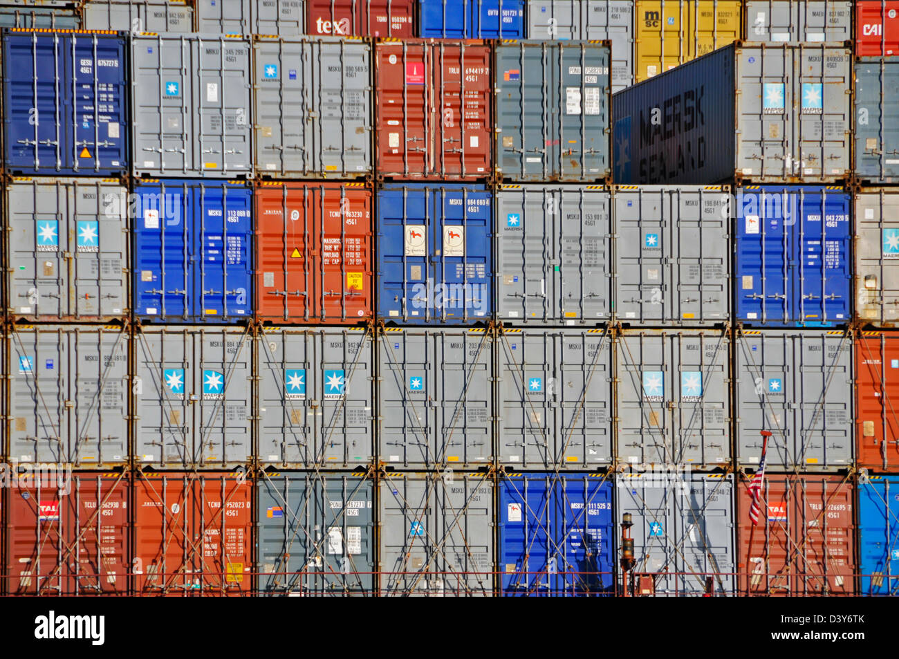 Container merci in deposito al porto di Oakland, California Foto Stock