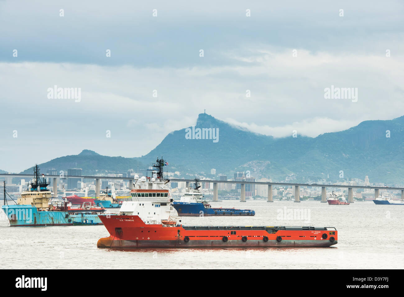 Offerta Barca nella Baia di Rio con de Cristo redentore in background Foto Stock
