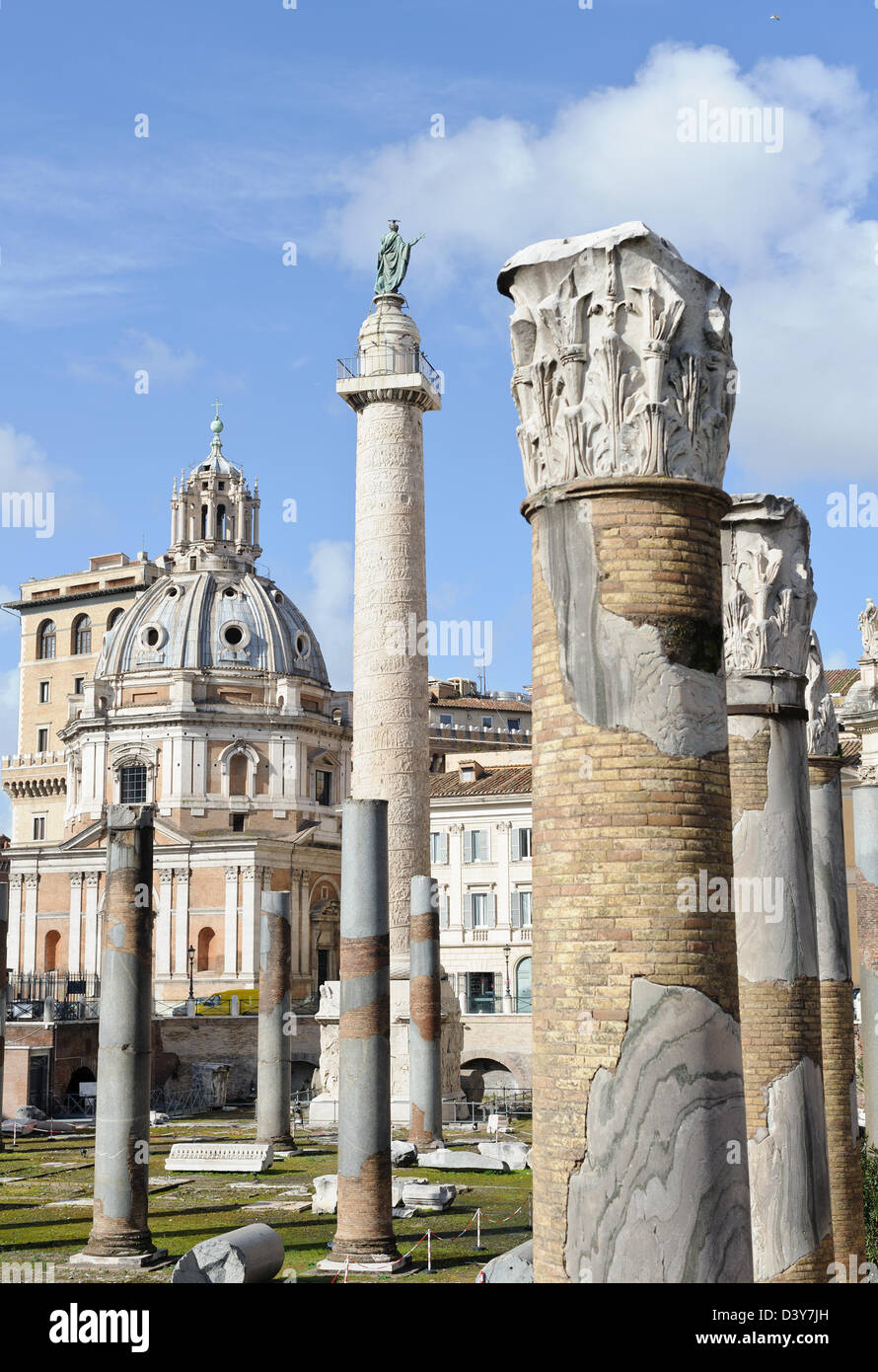 Colonna di Traiano è visibile tra il colonnato di marmo / colonne nel Foro di Traiano a Roma, Italia Foto Stock