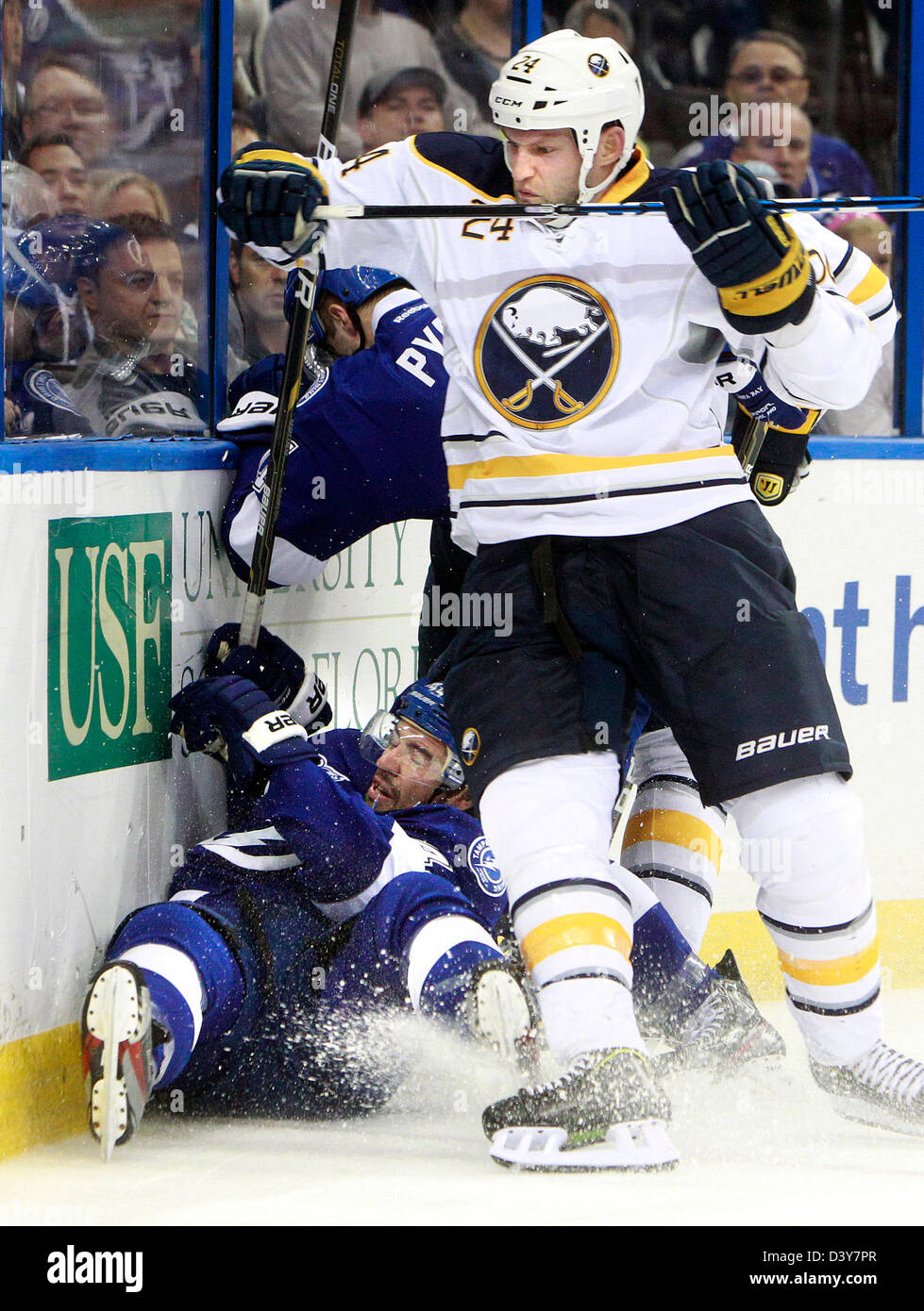 Febbraio 26, 2013 - Tampa, Florida, Stati Uniti - DIRK SHADD | Orari .Tampa Bay Lightning centro Nate Thompson (44) viene controllato a croce nelle schede da Buffalo Sabres defenceman Robyn Regehr (24) durante il primo periodo di azione a Tampa Bay Times Forum di Tampa martedì sera 02/26/13. Regehr prelevati a due minuti di penalità per il gioco. (Credito Immagine: © Dirk Shadd/Tampa Bay volte/ZUMAPRESS.com) Foto Stock