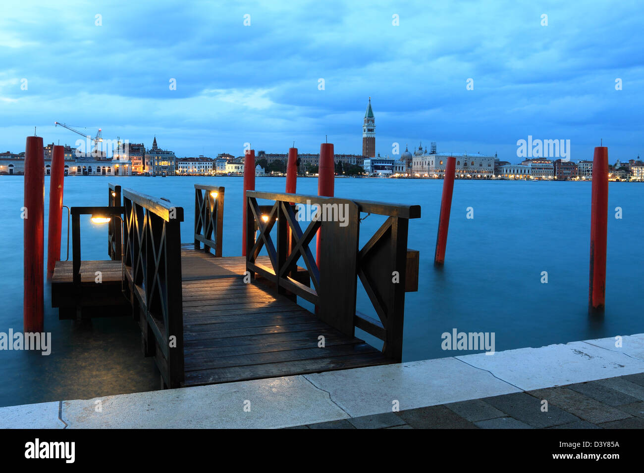 Un pontile sulla laguna alla Giudecca, Venezia, con vista su Piazza San Marco Foto Stock