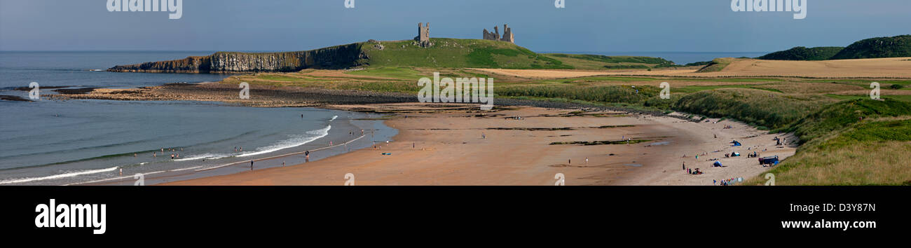 Embleton Bay e il castello di Dunstanburgh, nei pressi di Embleton, Northumberland Foto Stock