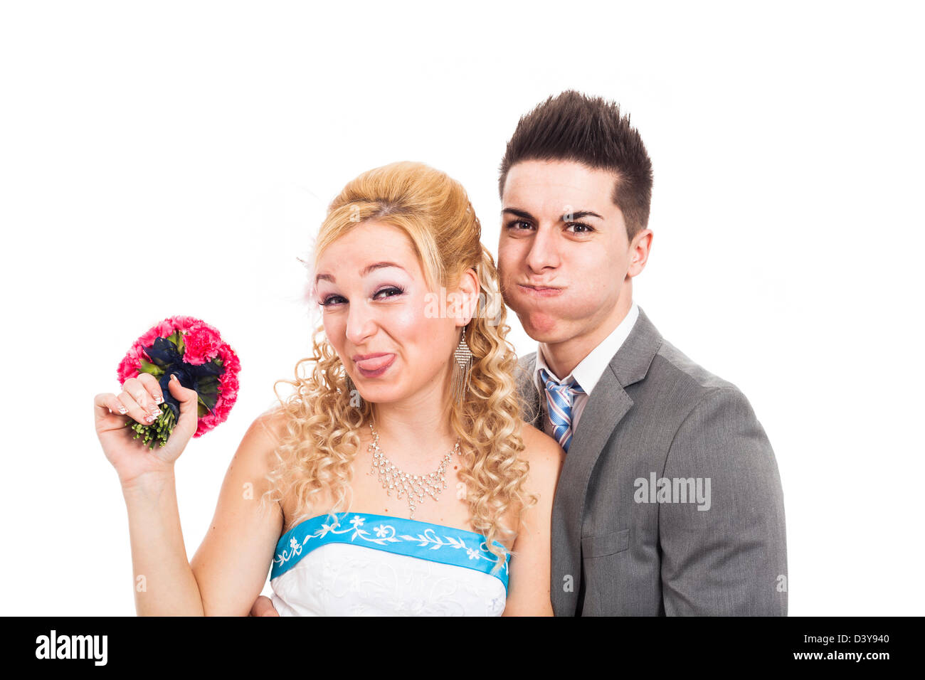 Coppie in viaggio di nozze facendo facce buffe, isolato su sfondo bianco. Foto Stock