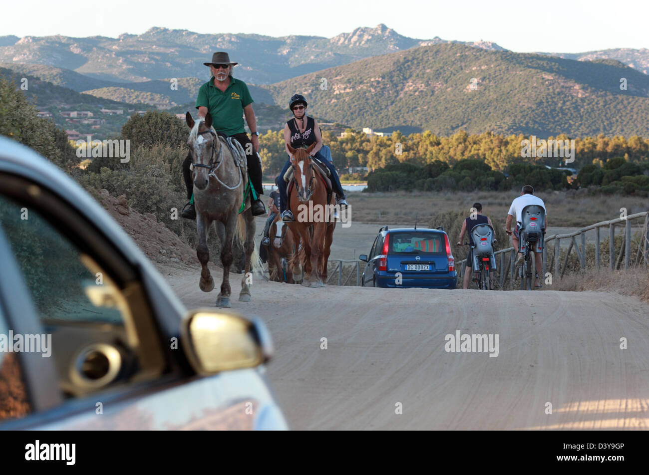 Santa Margherita di Pula, Italia, cavalcate a cavallo su strada Foto Stock