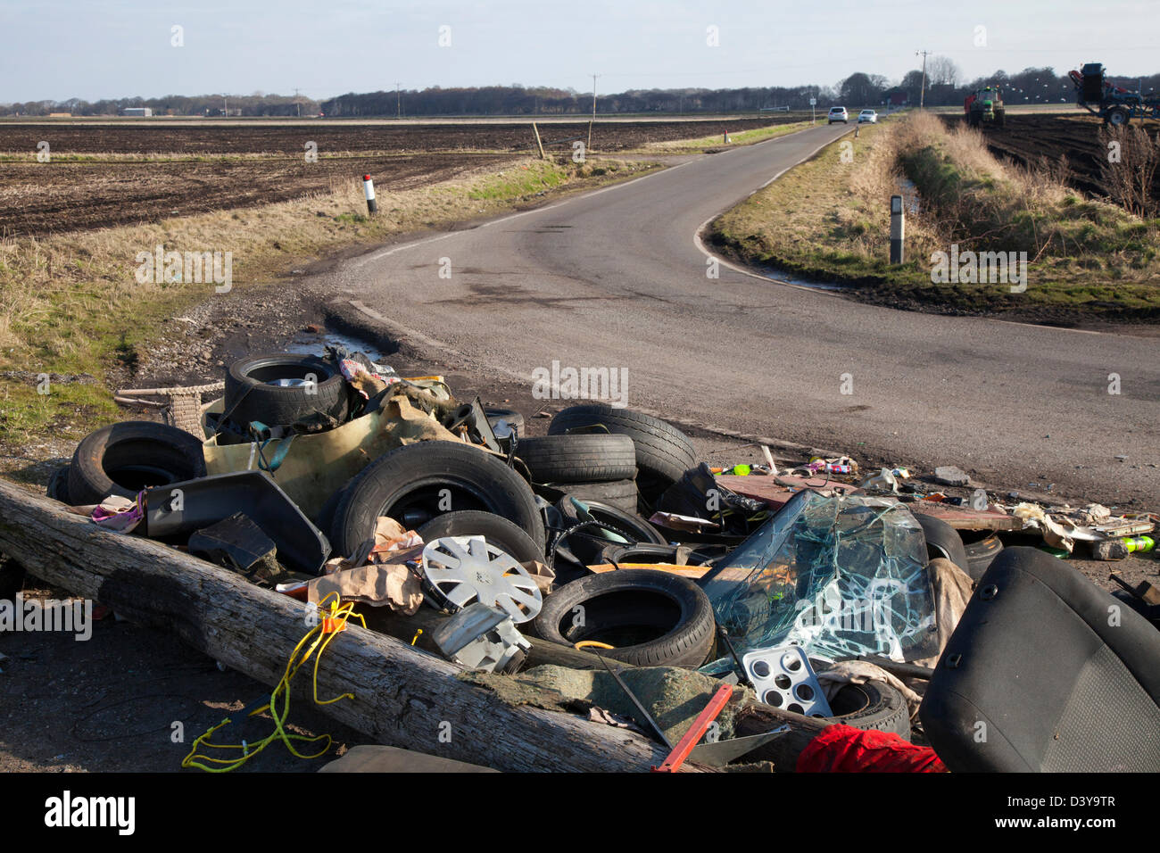 Volare il ribaltamento, gli scarichi illegali, deposito legale di rifiuti sul terreno, in Wyke Lane, Scarisbrick, Southport, Lancashire, Regno Unito Foto Stock