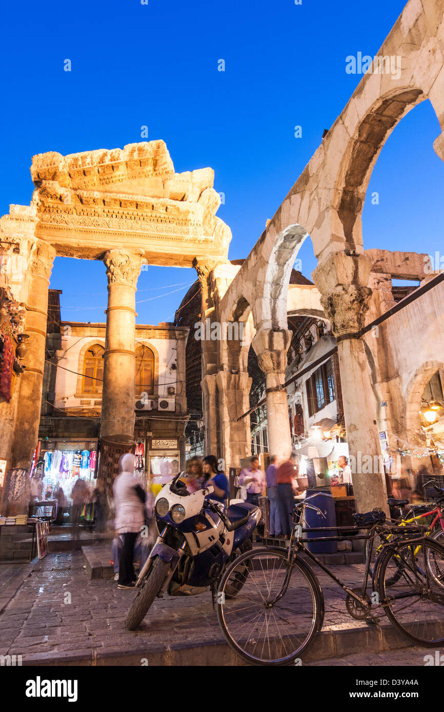 Rimane del romano Tempio di Giove presso l'entrata dell'Al-Hamidiyah souq. Damasco, Siria Foto Stock