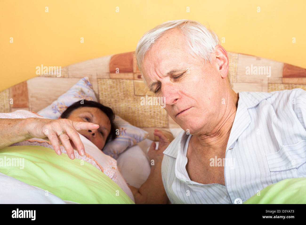 Infelice stanco coppia senior a letto per svegliarsi. Foto Stock