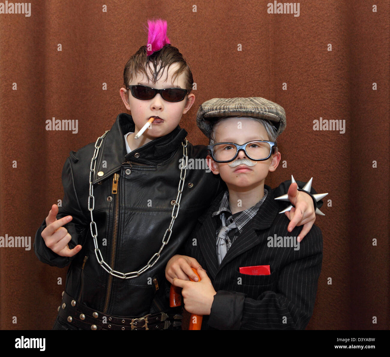 Berlino, Germania, i bambini sono vestiti per il carnevale come punk e  vecchio uomo Foto stock - Alamy