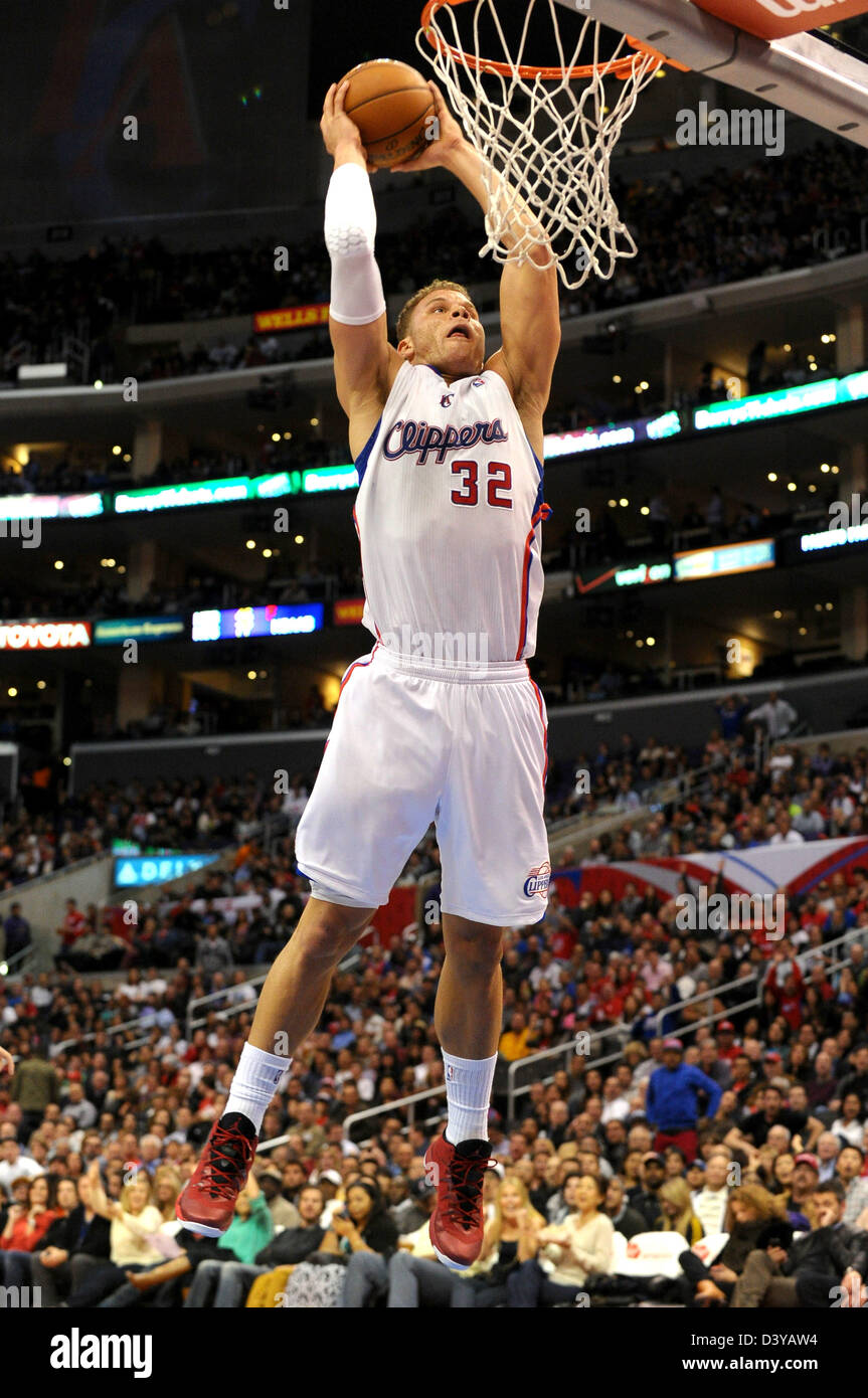 Los Angeles, California, USA. Il 26 febbraio 2013. Los Angeles, CA. Los Angeles Clippers avanti potenza Blake Griffin (32) va per una Slam Dunk durante il gioco NBA tra i Los Angeles Clippers e il Charlotte Bobcats a Staples Center a Los Angeles, CA. David cofano/CSM/Alamy Live News Foto Stock