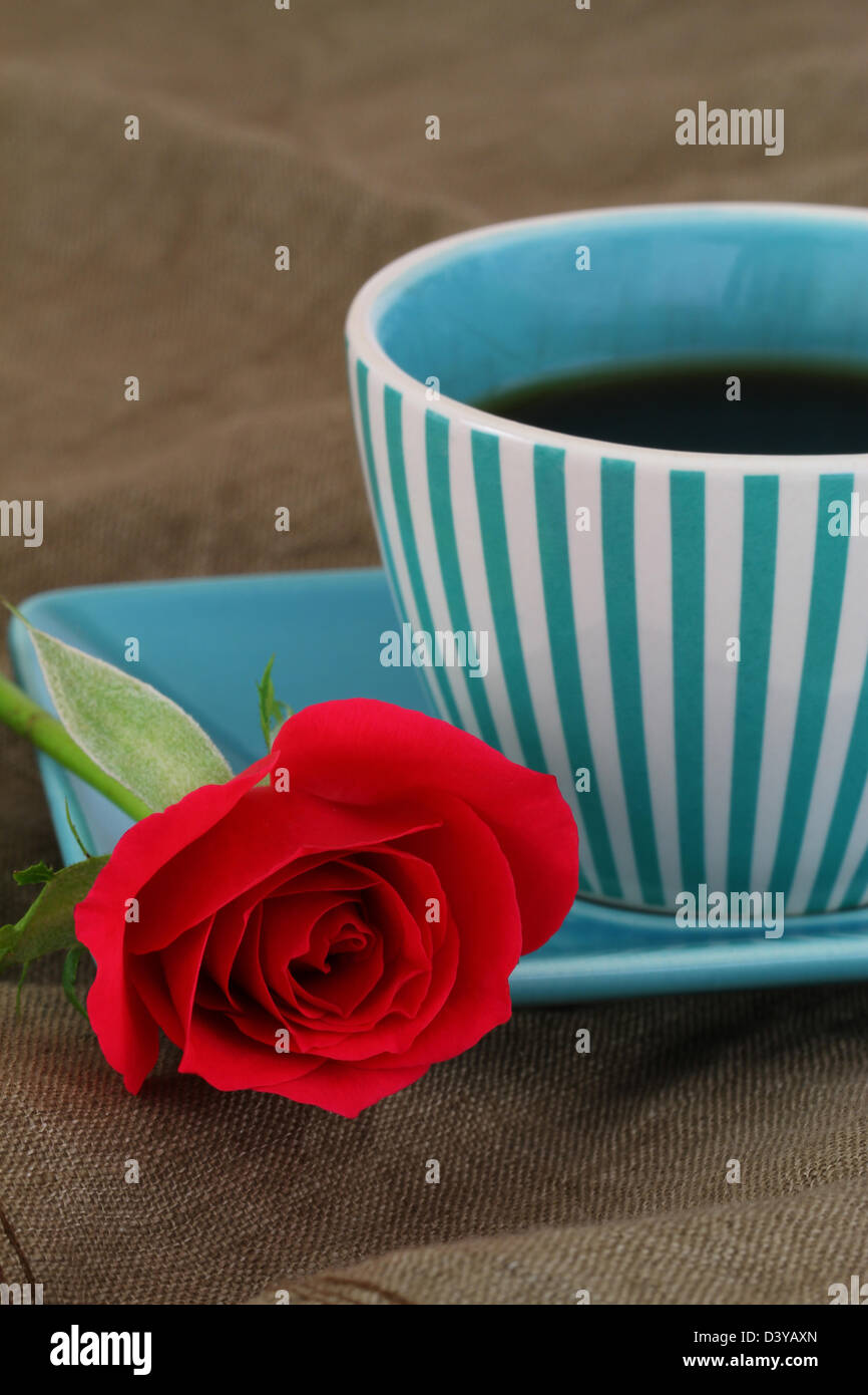 Romantico caffè ed una rosa rossa Foto Stock
