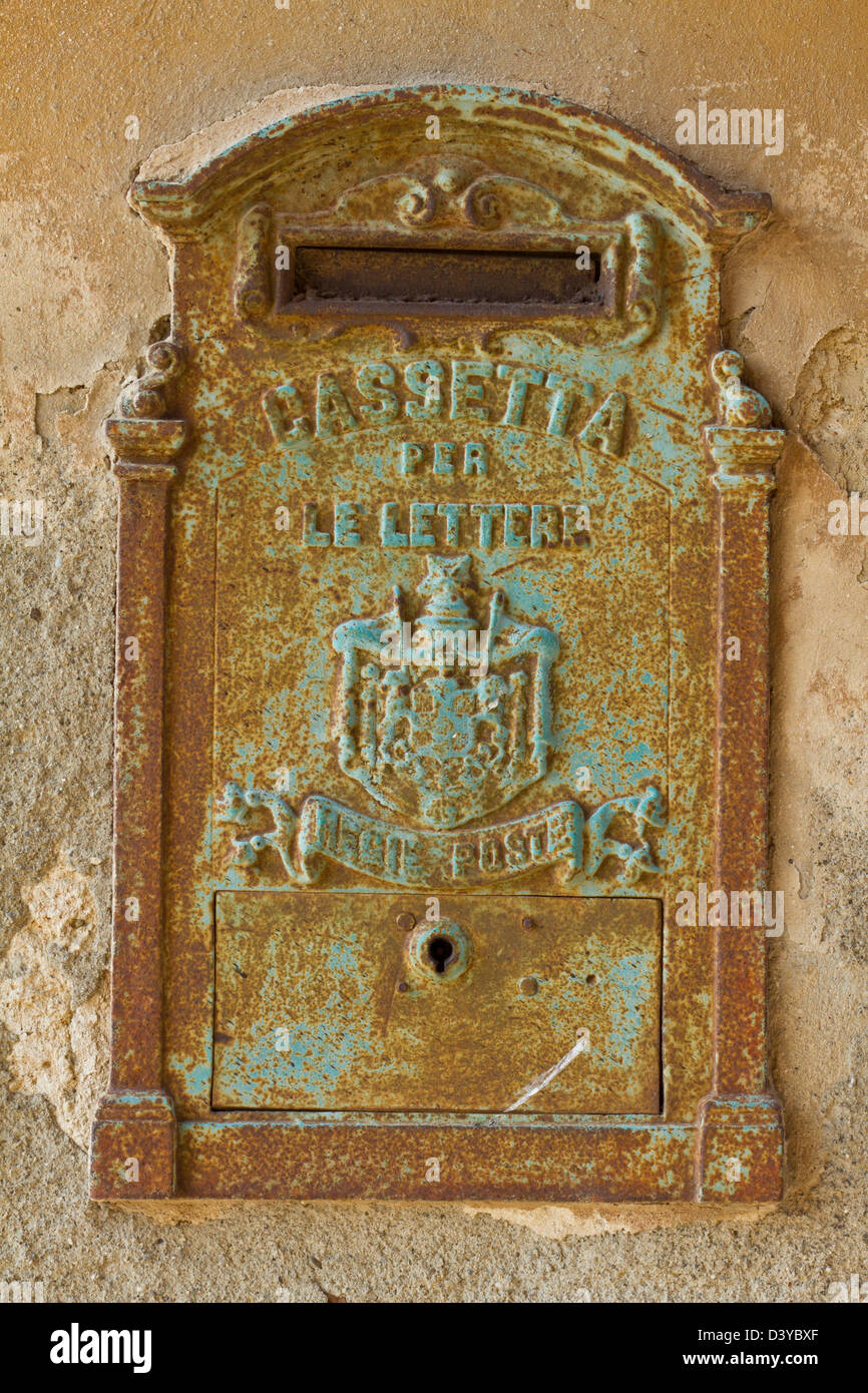 Vecchio arrugginito letter box a Lucignano d'Asso, Toscana Foto Stock
