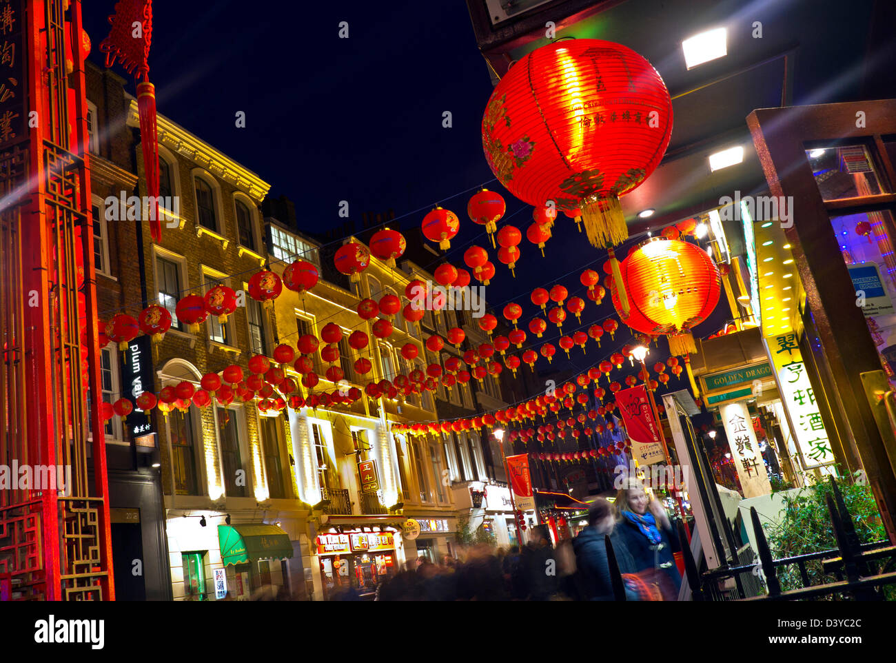 Capodanno cinese SOHO Chinatown Restaurants lanterne si illuminano in una notte piena di impegni a Chinatown Soho London UK Foto Stock