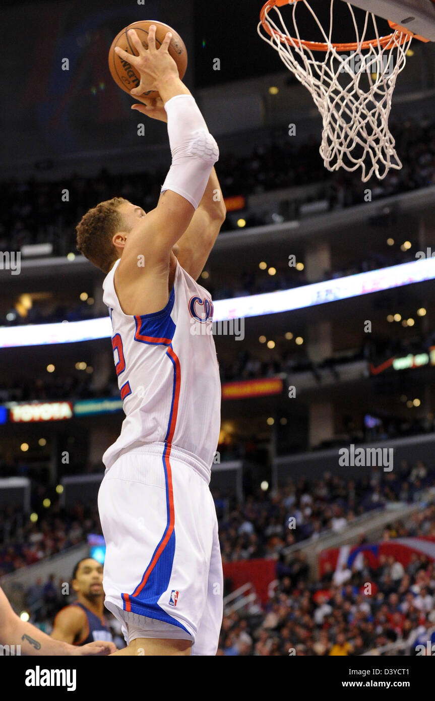 Los Angeles, California, USA. Il 26 febbraio 2013. Los Angeles, CA. Los Angeles Clippers avanti potenza Blake Griffin (32) va per una Slam Dunk durante il gioco NBA tra i Los Angeles Clippers e il Charlotte Bobcats a Staples Center a Los Angeles, CA. David cofano/CSM/Alamy Live News Foto Stock