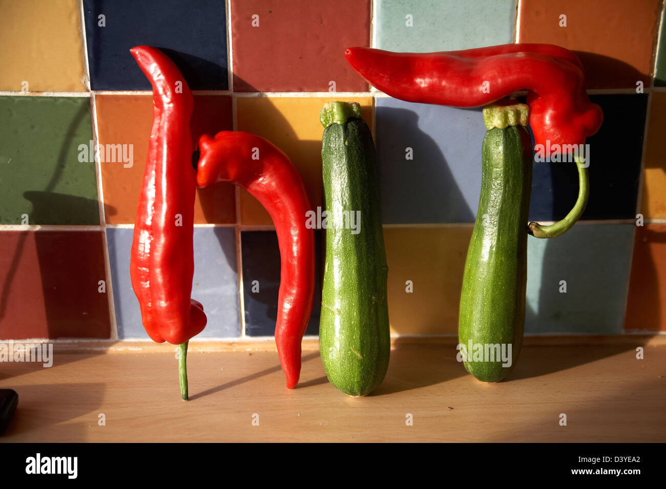 Leggere i peperoni e le zucchine sul banco della cucina. Foto Stock