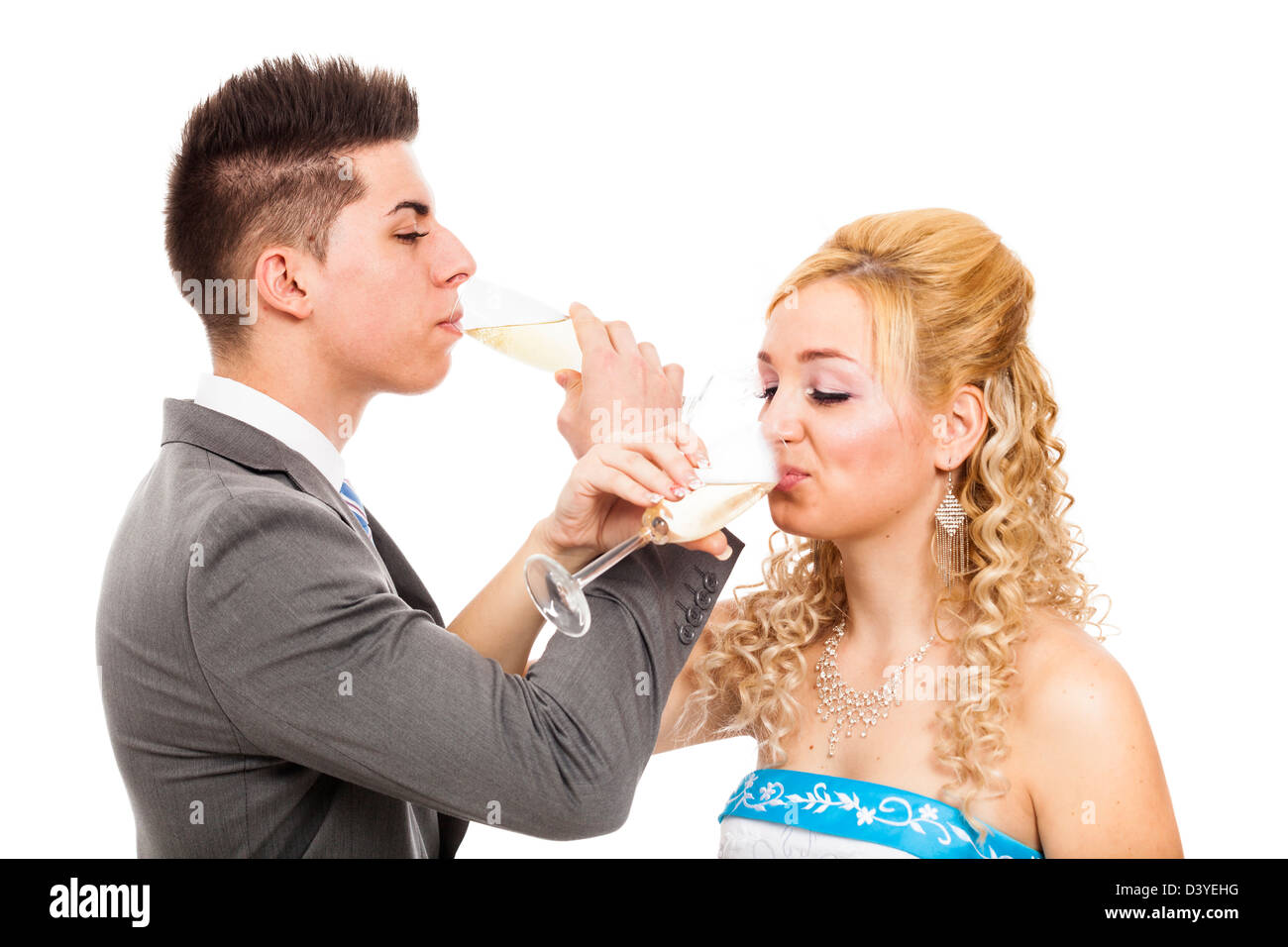 Coppie in viaggio di nozze con un bicchiere di vino, isolati su sfondo bianco. Foto Stock