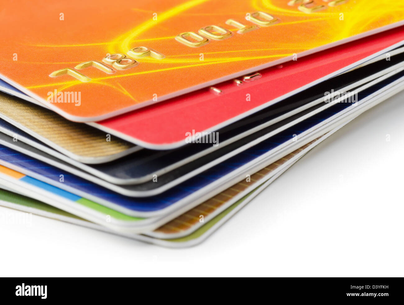 Pila di carte di credito su sfondo bianco Foto Stock